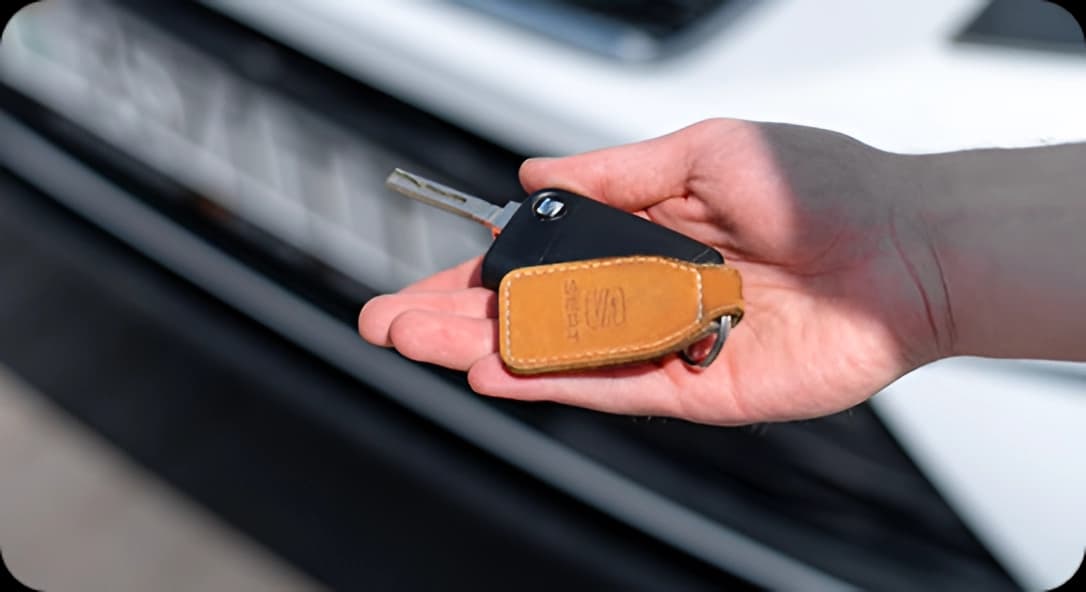Cliente recibiendo llave de auto en Highway Car Rental